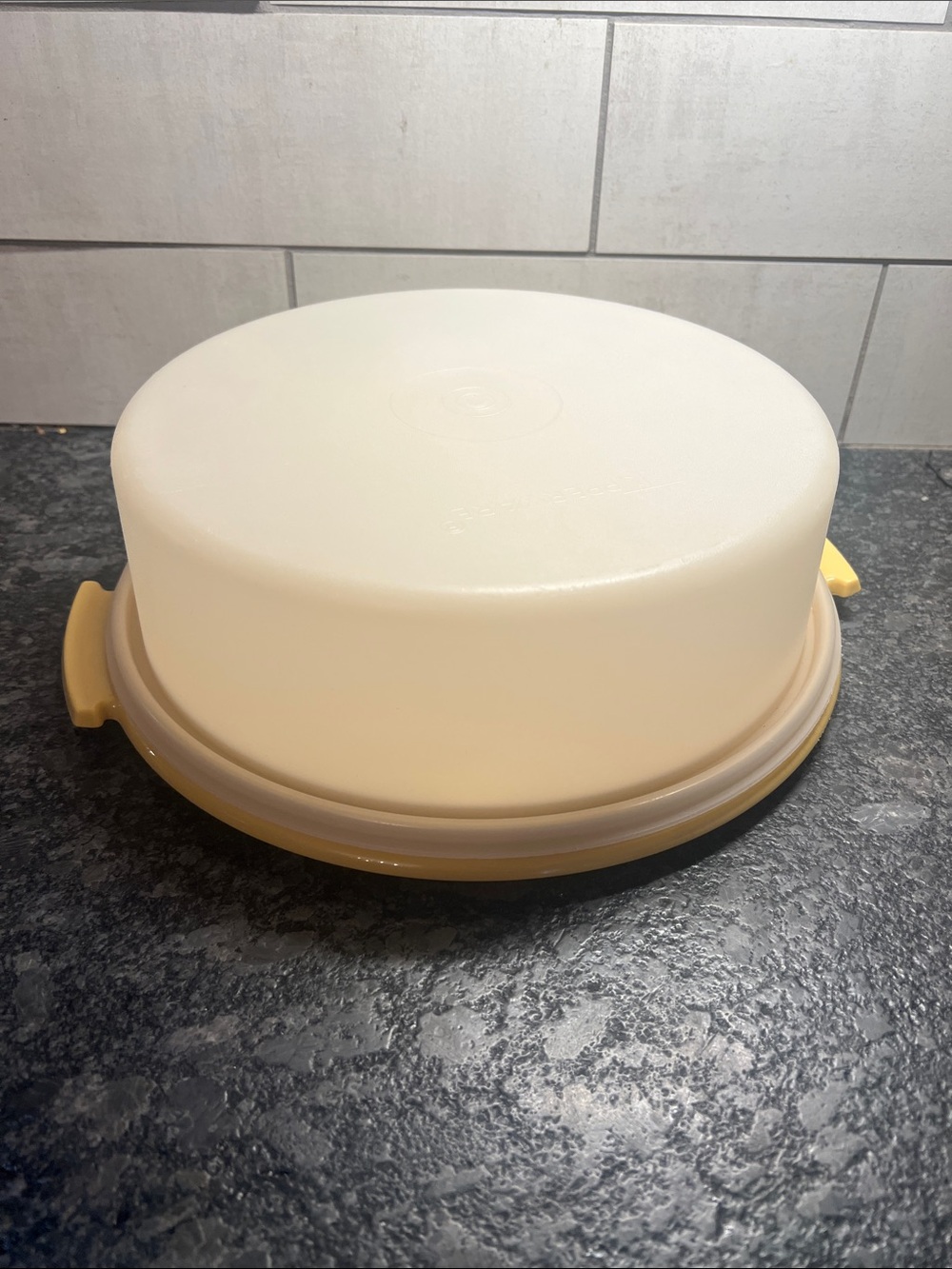 Vintage Tupperware pie keeper. This will hold a 9 inch pie. New without tags